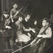 Детская группа московской консерватории, 1932 г., слева направо: Буся Гольдщтейн, Лёва Закс, Гита Атласман, Роза Тамаркина, Яша Слободкин