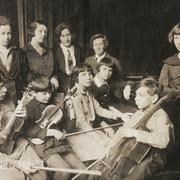 Детская группа московской консерватории, 1932 г., слева направо: Лёва Закс, Буся Гольдштейн, Гита Атласман, Роза Тамаркина, Яша Слободкин, Марина Козолупова